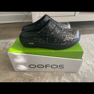 OOFOS WOMEN'S OOCLOOG LIMITED EDITION CLOG - CHAMPAGNE POP. Size 8.